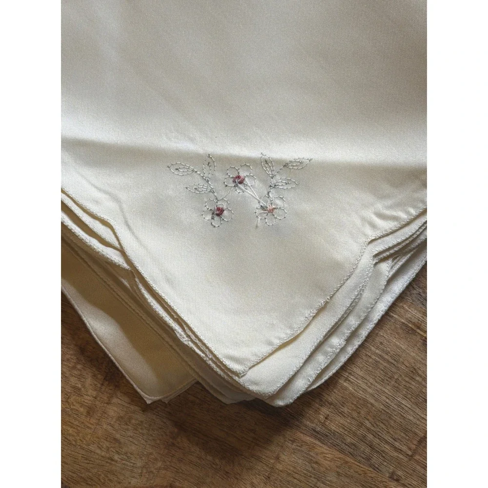 Vintage Cream Linen Dinner Napkins Set of 8 Embroidered Scalloped Edge NOS New